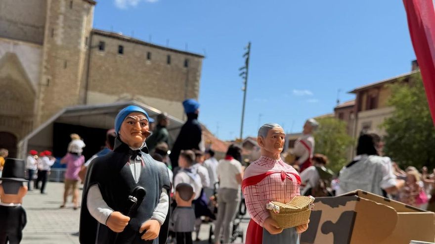 Cabezudos y gigantes en miniatura, los 'souvenirs' de los personajes centenarios de las fiestas de Vitoria