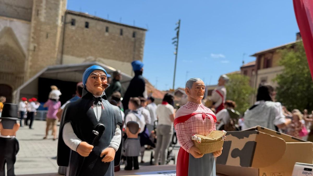 Cabezudos y gigantes en miniatura, los 'souvenirs' de los personajes centenarios de las fiestas de Vitoria