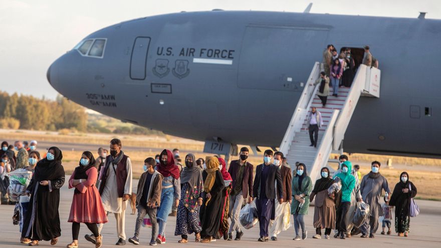 Un nuevo vuelo estadounidense con 200 evacuados de Afganistán a bordo ha aterrizado en la base naval de Rota (Cádiz) a las 8.00 horas de este martes. EFE/Román Ríos