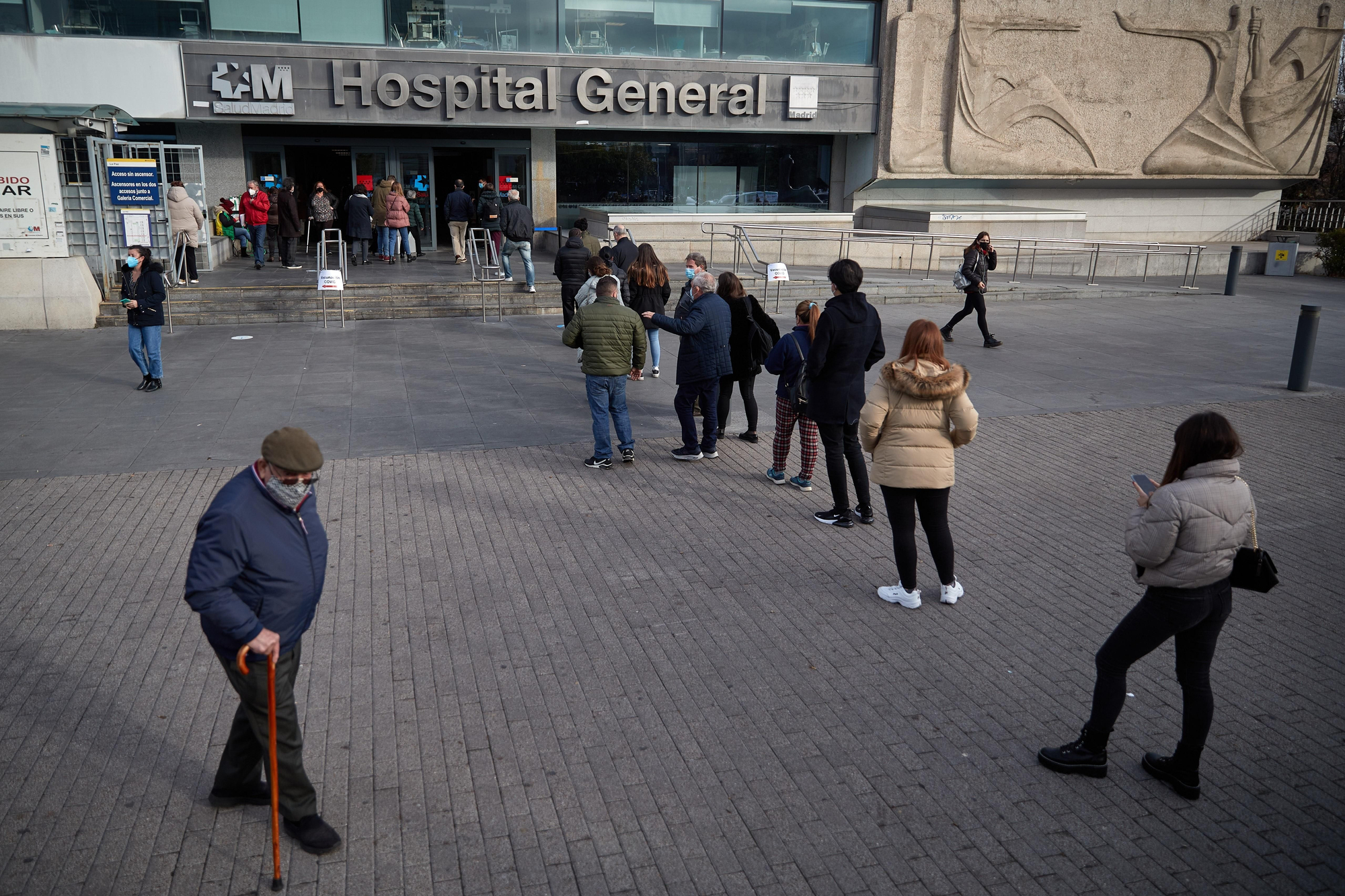 Cola para realizarse un test de antígenos este jueves en un hospital de Madrid.