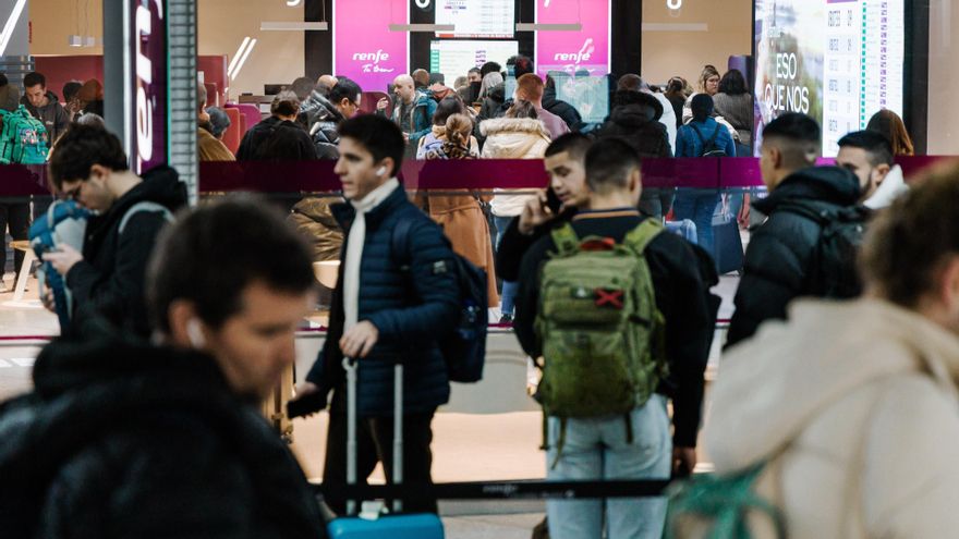 Decenas de personas en la zona de 'Llegadas' de la estación Madrid-Puerta de Atocha-Almudena Grandes, a 18 de enero de 2026, en Madrid (España).