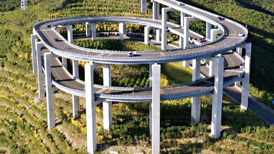 China ha levantado una autopista de tres pisos que sube 350 metros entre las nubes y ya se ha convertido en un prodigio de ingeniería
