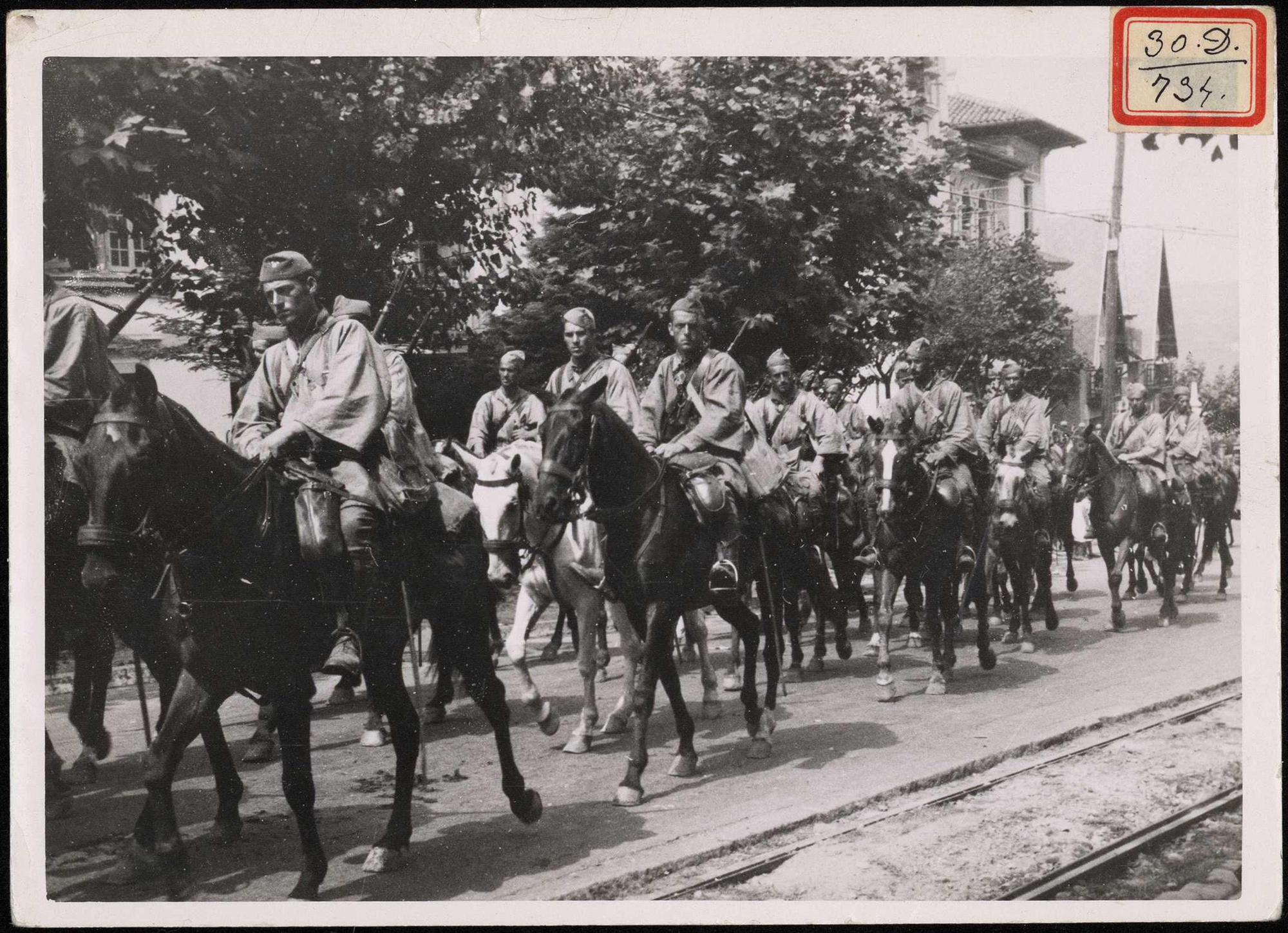 "Desfile de un escuadrón de caballería de Melilla". 27 de abril de 1937 | Biblioteca Nacional de España