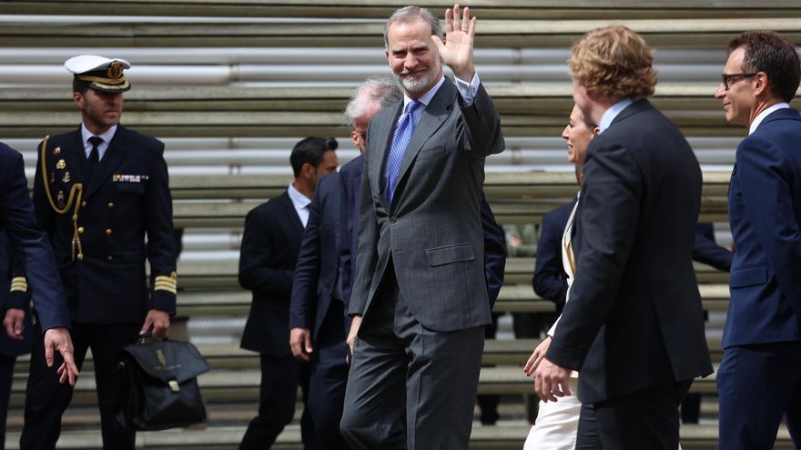 Archivo - El Rey Felipe VI saluda a la gente a su llegada al acto de proclamación del premio princesa de Girona 2025