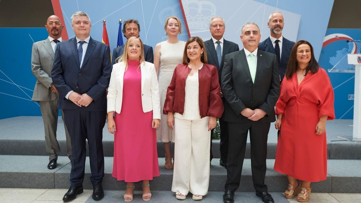 La presidenta de Cantabria, María José Sáenz de Buruaga, con los nueve consejeros de su Gobierno después de que éstos hayan tomado posesión