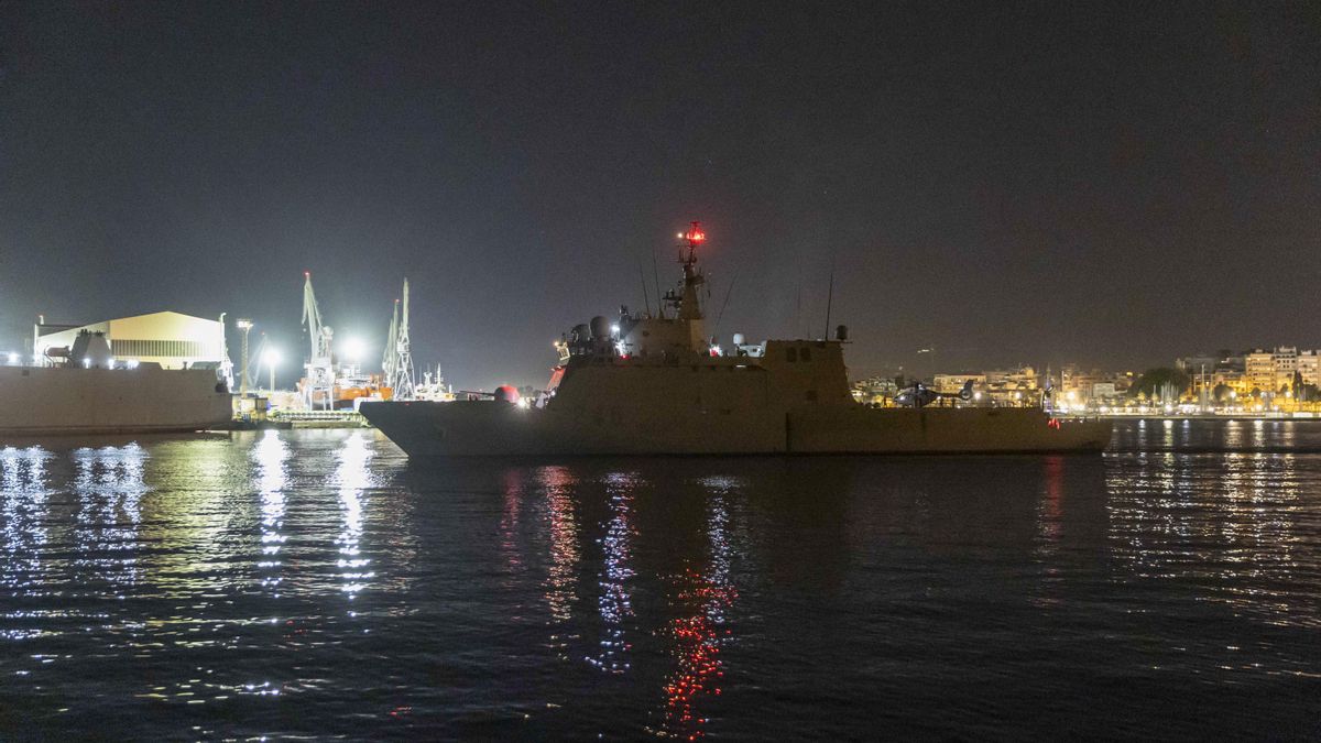 El buque de acción marítima (BAM) 'Furor' el día que zarpaba del puerto de Cartagena para dar apoyo a la Global Sumud Flotilla que lleva ayuda humanitaria a la franja de Gaza. EFE/Marcial Guillén