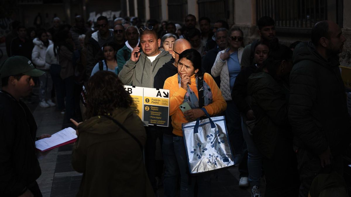 De una trabajadora interna a una temporera de la fresa y un vendedor ambulante: los primeros en presentar la solicitud de la regularización
