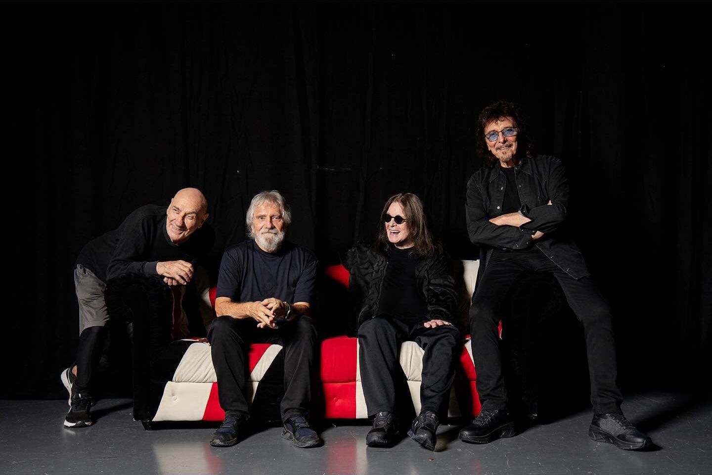 Black Sabbath en una imagen promocional de Back to te beginning, su despedida