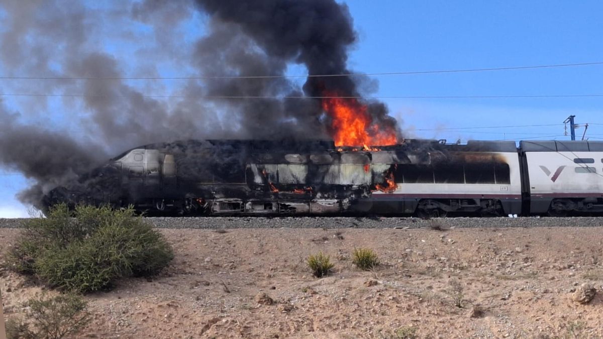 El vagón incendiado del tren de alta velocidad que ha tenido que ser desalojado este lunes en Ricla, en Zaragoza.