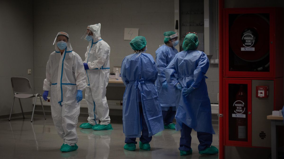 Varios sanitarios en un dispositivo de cribados masivos.