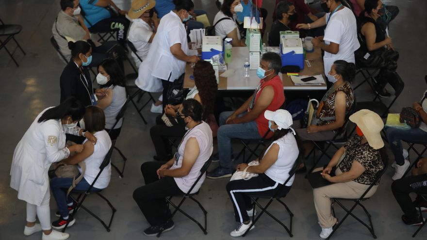 Personal de Salud vacuna el martes a personas de 40 a 49 años, en su primer dosis contra la covid-19, en Ciudad de México (México). EFE/ Sáshenka Gutiérrez