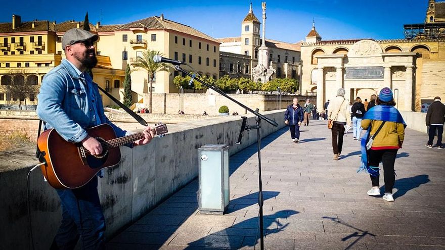 Adiós a la música callejera en el Puente Romano y junto a la Mezquita de Córdoba