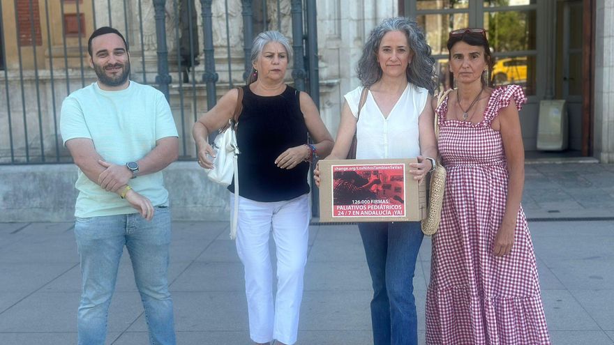 "Queremos lo prometido": familias andaluzas llevan 127.000 firmas a Moreno por el cuidado sanitario de sus hijos
