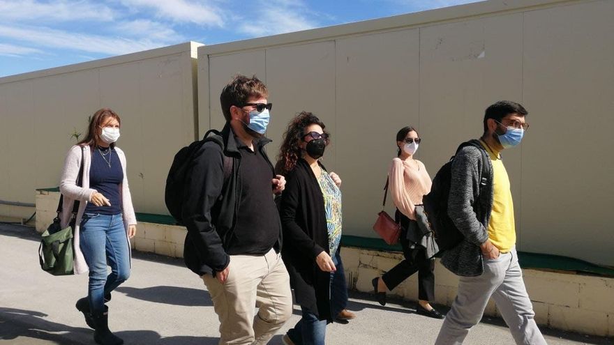 Archivo - El eurodiputado Miguel Urbán y la parlamentaria andaluza Maribel Mora visitan Ceuta.