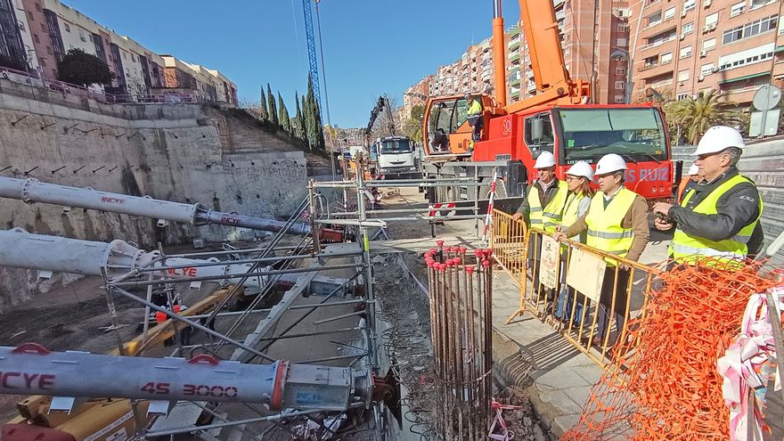 El alcalde compruba los codales instalados en el muro pantalla que ha originado las grietas en las calle Unicef