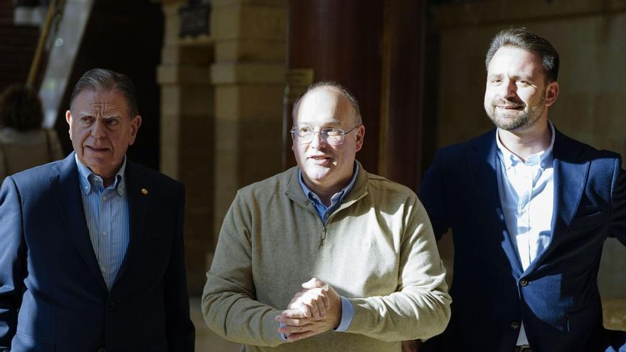 El secretario general del Partido Popular, Miguel Tellado, junto al alcalde de Oviedo, Alfredo Canteli , y el presidente del PP de Asturias, Álvaro Queipo, en Oviedo