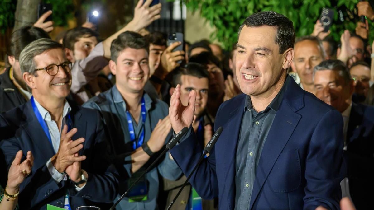 Juanma Moreno, en las puertas de la sede de su partido en Sevilla, donde ha celebrado los resultados electorales