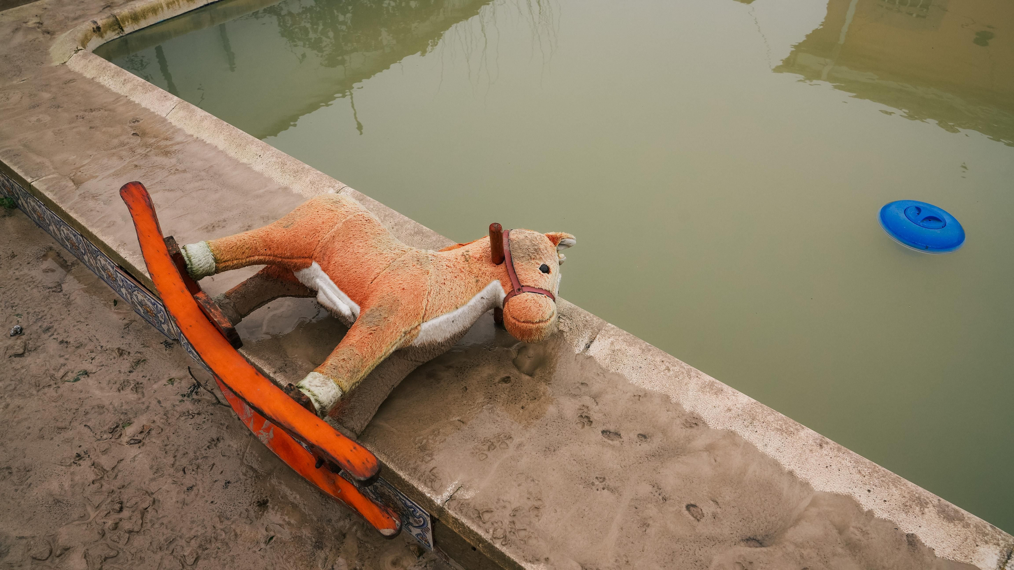 El lodo y el barro, dentro de las parcelas de las calles Perdiz y La Tórtola