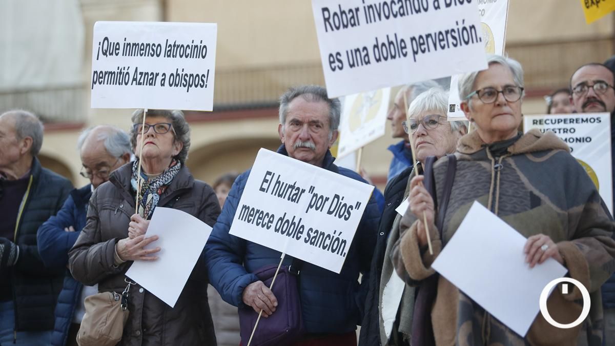 Concentración para denunciar el incumplimiento del Gobierno en la recuperación de los bienes inmatriculados por la Iglesia católica