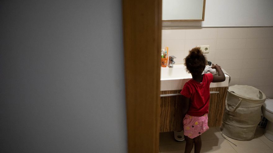 Aissata, la niña de cinco años que llegó en patera sin familia, tiene ahora un nuevo hogar