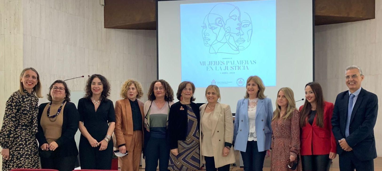 Las mujeres homenajeadas este viernes junto al letrado José Jaubert.