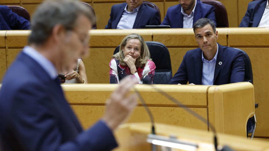 El presidente del Gobierno, Pedro Sánchez (d), y la vicepresidenta primera y ministra de Asuntos Económicos y Transformación Digital, Nadia Calviño (c), escuchan la intervención del líder del PP, Alberto Núñez Feijóo (i), durante su primer cara a cara en el Senado. EFE/ Juanjo Martín