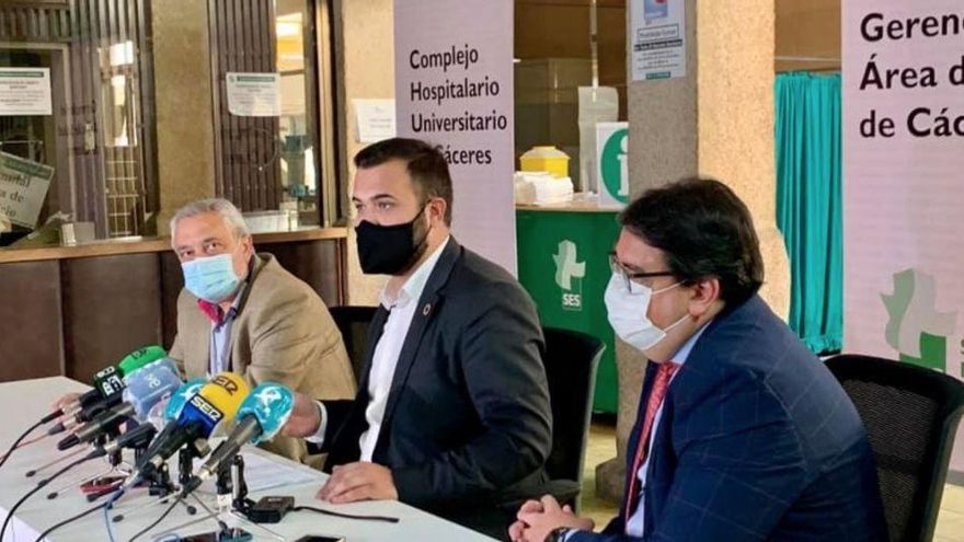 El consejero de Sanidad y Política Sociales (d), José María Vergeles, junto al alcalde de Cáceres (c), Luis Salaya