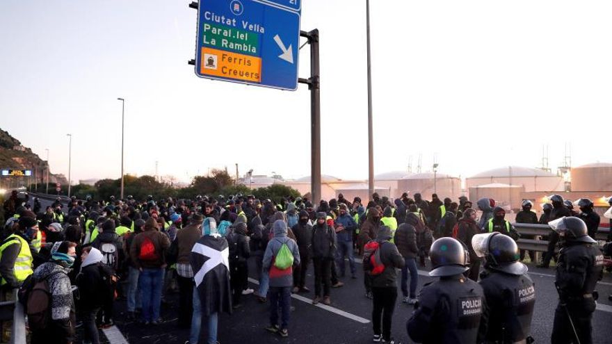 Los Mossos actúan para intentar reabrir las vías cortadas en Cataluña