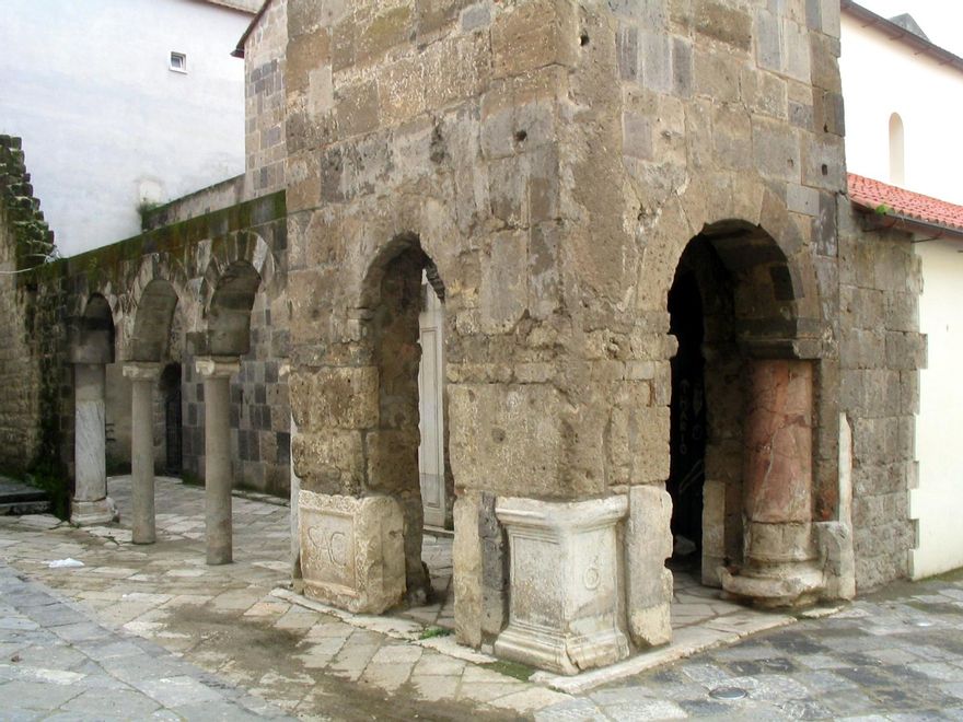 Piedras venerables. Restos de la ciudad romana reutilizados en Sant'Angelo in Audoaldis.