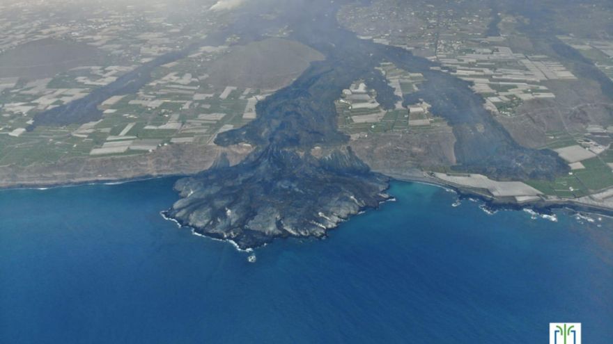 La rotura del cono principal del volcán de La Palma crea auténticas "avenidas de lava" que nutren la colada primigenia y hacen crecer la fajana