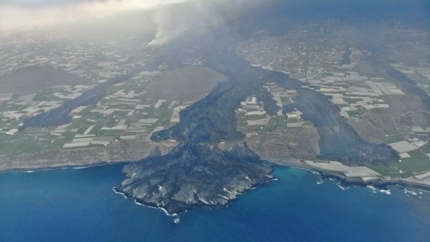 Parte de la zona afectada por la lava del volcán de La Palma y la fajana creada en la costa de Tazacorte.