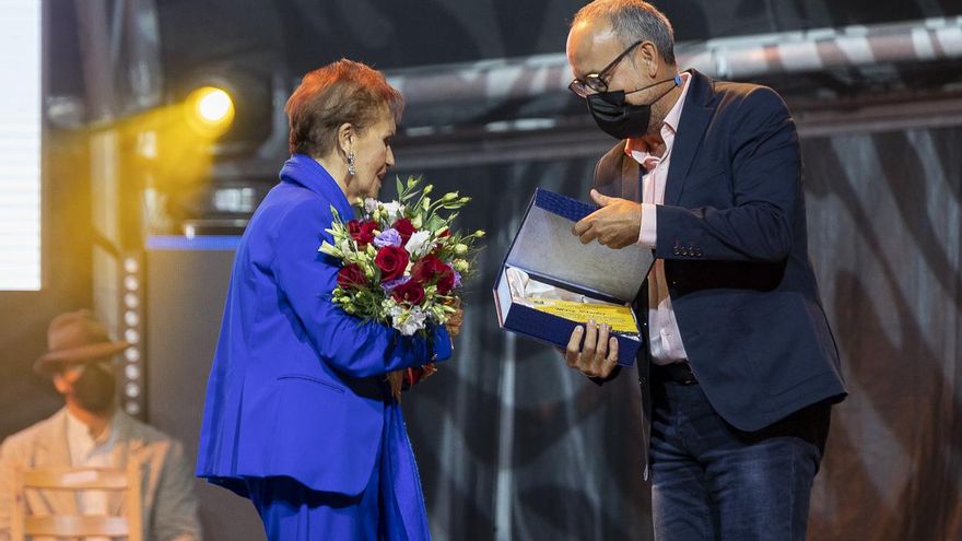 Mary Sánchez recibe de mano de Francisco Bravo de Laguna unos obsequios en el homenaje tributado en Teror