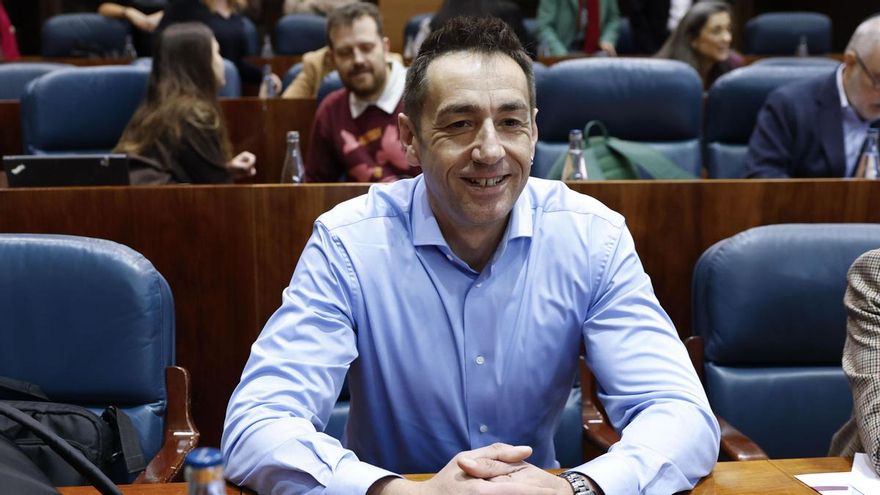 Emilio Delgado a su llegada al pleno de la Asamblea de Madrid, este jueves.
