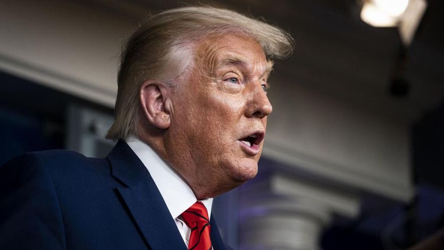 Descubren los secretos de Trump en TV: de sus huidas de rodaje a toda pastilla, a su "obsesión" con Debra Messing