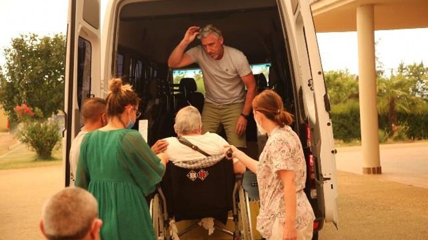 Evacuación en una residencia de ancianos en Santibáñez de Tera. // J.L. Leal / ICAL