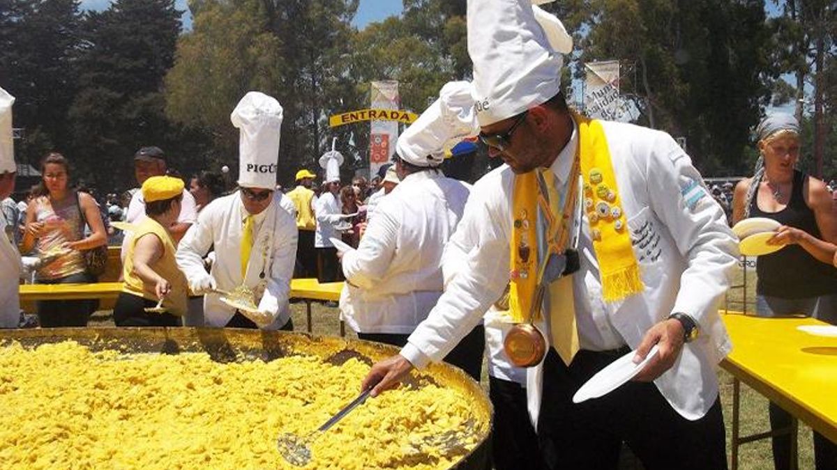 Caballeros de la omelette gigante de Pigüé