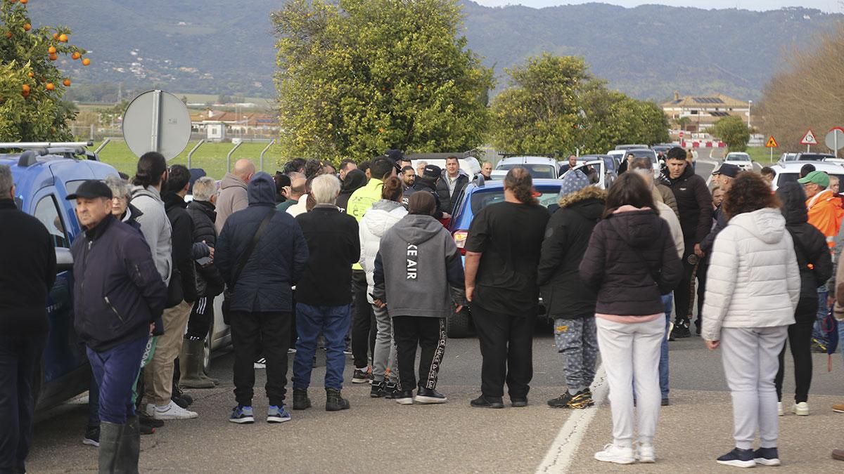 Vecinos esperando órdenes de la Policía Nacional para poder entrar en sus casas