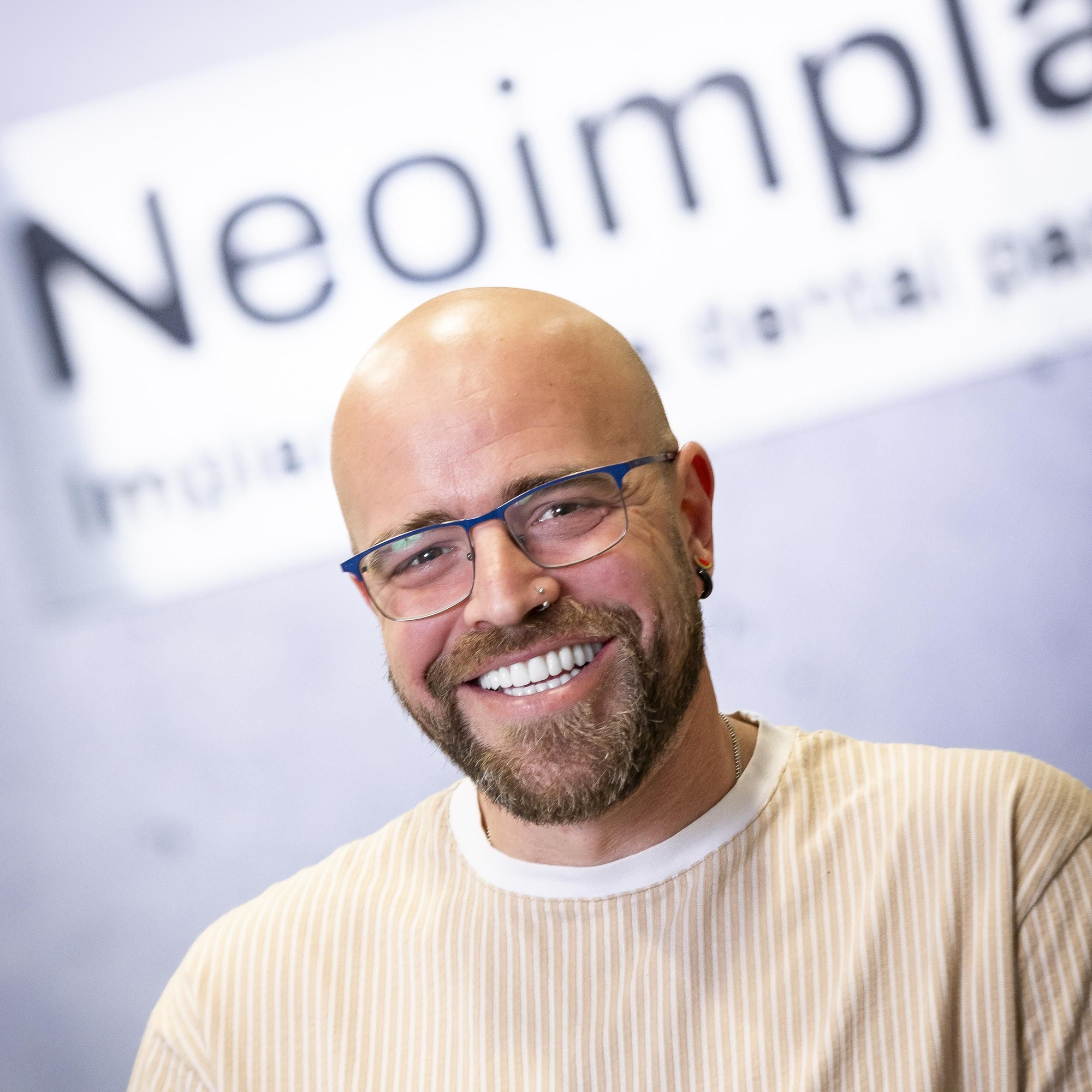 Resultados de un paciente tras recibir su tratamiento en Neoimplant