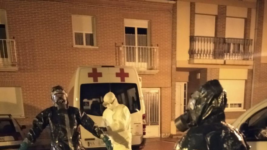 Momento en que la Guardia Civil se dispone a entrar a la vivienda del paciente huido.