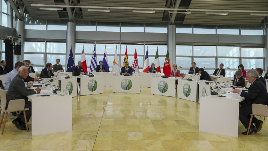 El presidente del Gobierno, Pedro Sanchez (d), bromea con el presidente de la República Francesa, Emmanuel Macron, antes del inicio de la IX Cumbre Euromediterránea que se celebra en Alicante. EFE/ Biel Aliño