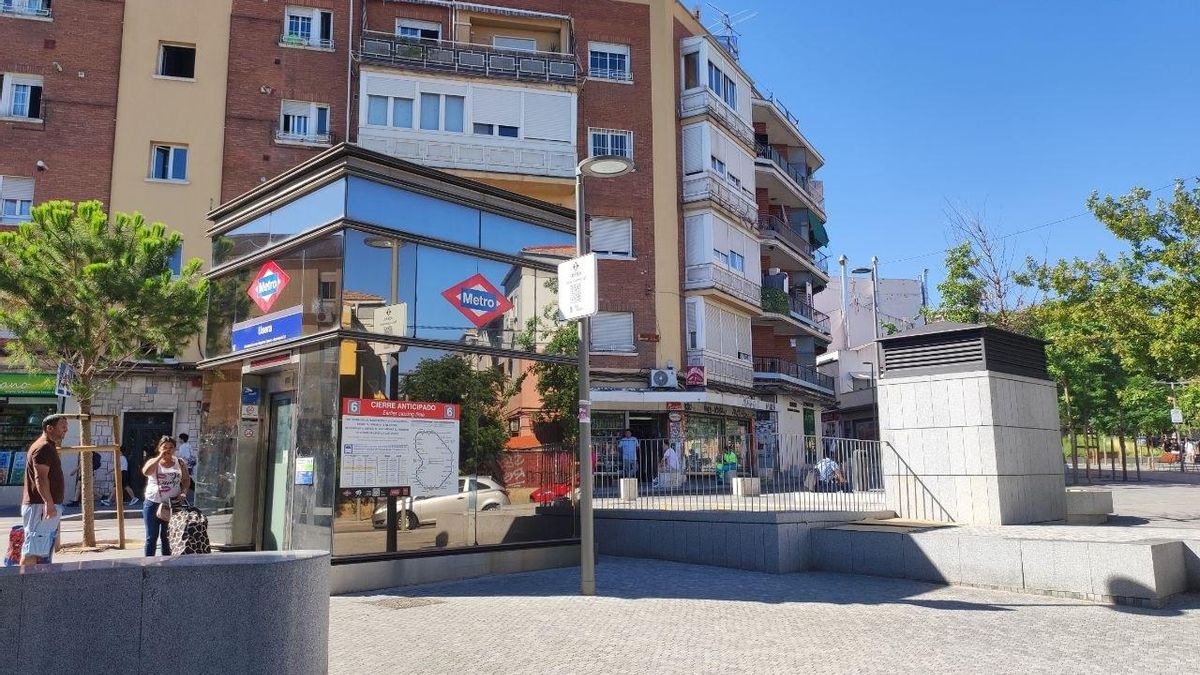 El ascensor de la estación de Metro de Usera, a pocos metros del Mercado.
