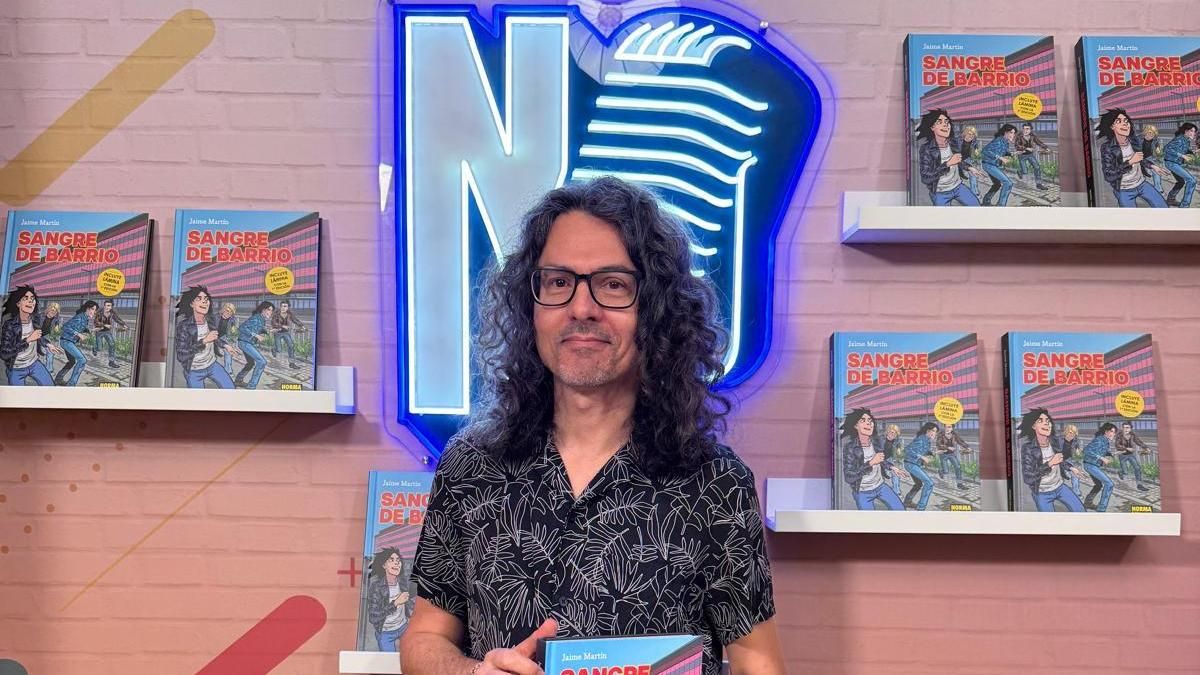 El dibujante Jaime Martín junto a la reedición de 'Sangre de barrio'