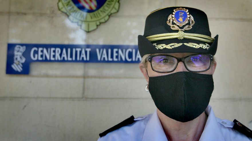 La comisaria Marisol Conde en la entrada de la comisaría del Pont de Fusta de València.