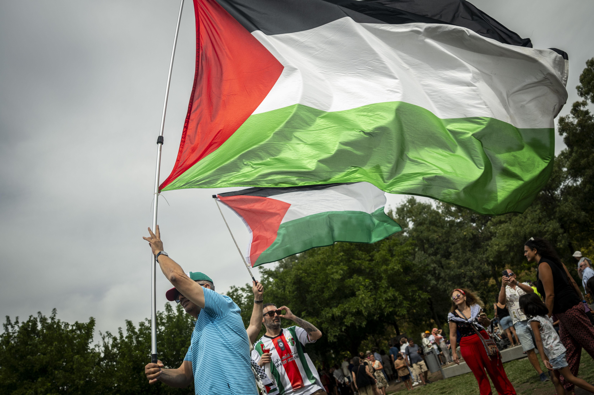 Cientos de personas llenan las orillas de Madrid Río en solidaridad con Gaza y para apoyar a la Global Sumud Flotilla