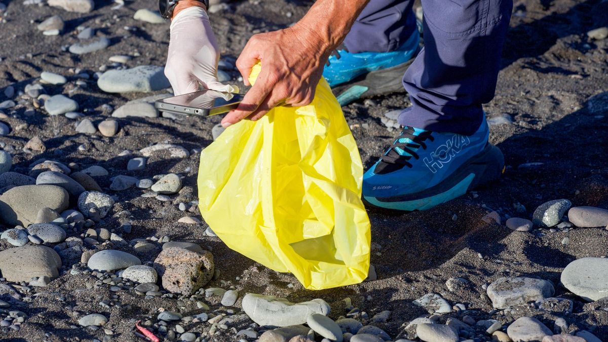 El proyecto europeo Circularocean, en el que participa la Consejería de Transición Ecológica y Energía del Gobierno de Canarias, ha desarrollado este domingo, 11 de octubre, un muestreo de basuras marinas en la playa de Tazacorte