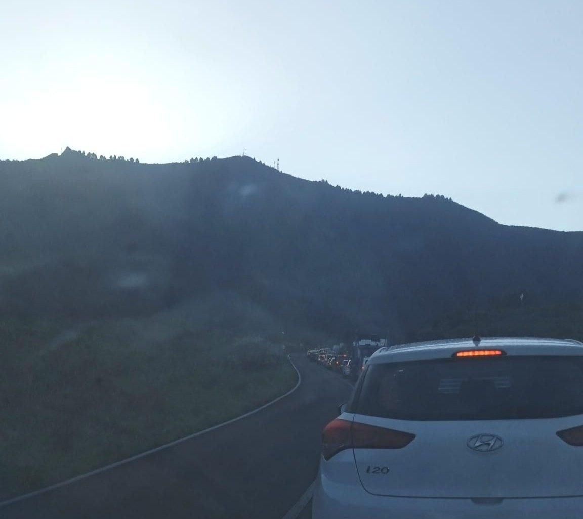 Retenciones provocadas por el accidente en el interior del Túnel Nuevo de La Cumbre en el acceso al túnel por la vertiente oeste (El Paso) a primeras horas de la mañana de este viernes.