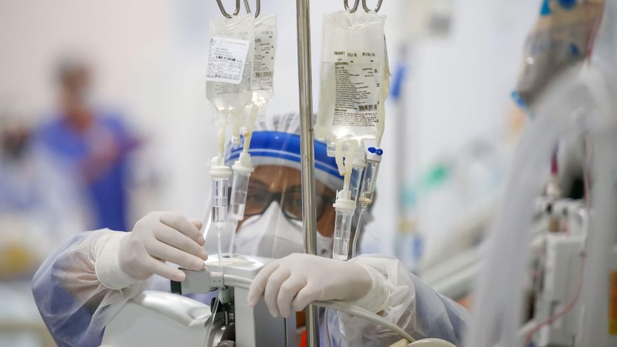 Una enfermera revisa aparatos médicos el 21 de marzo de 2021 en la Unidad de Cuidados Intensivos (UCI) del hospital de Clínicas, en Porto Alegre (Brasil). EFE/Marcelo Oliveira