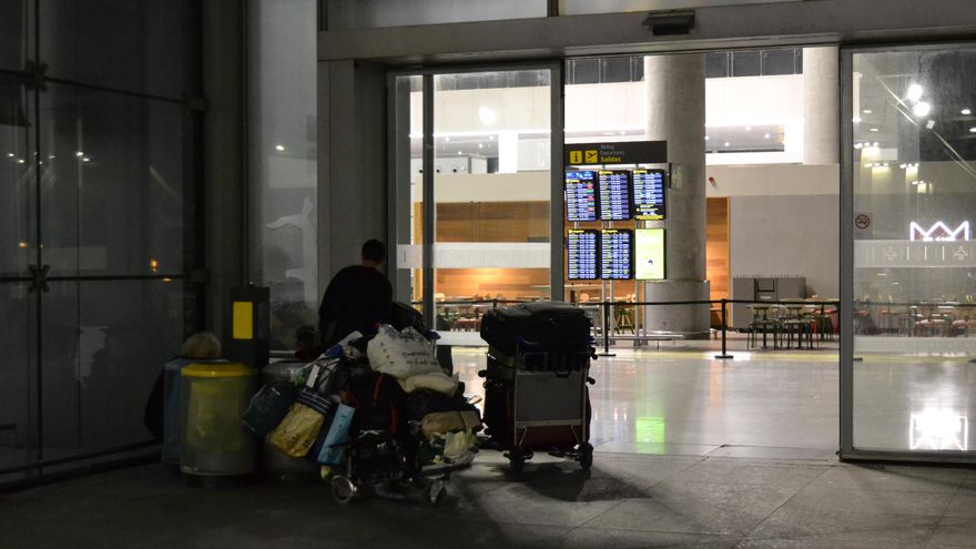 Veinte años durmiendo bajo el techo del aeropuerto de Málaga: "La vida podría ser peor"