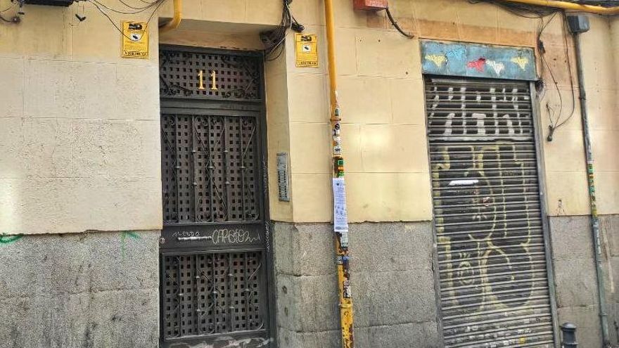 Desalojado el narcopiso okupa que llevaba más de tres años operando en un bajo de Lavapiés