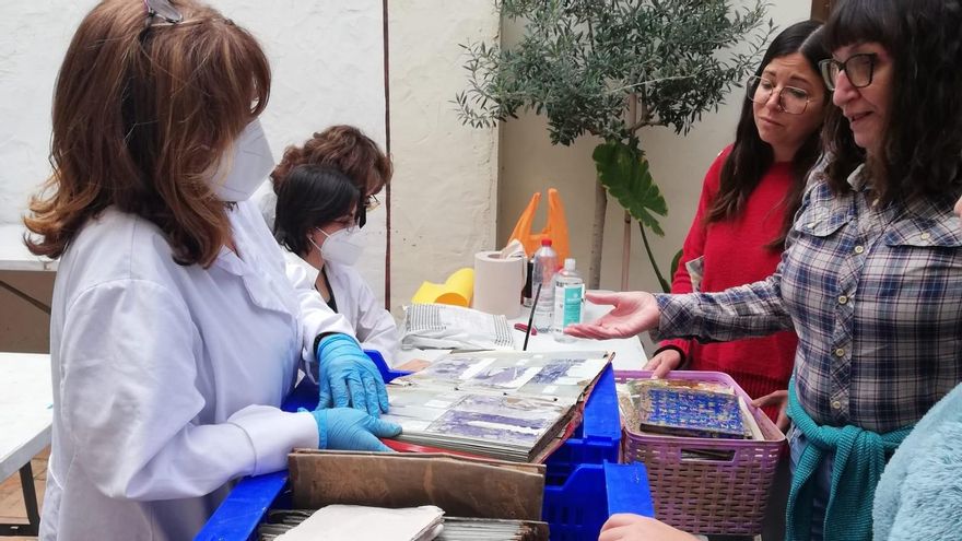La Universitat de València recupera unos 2,5 millones de fotografías de más de 1.500 familias afectadas por la dana a través de ‘Salvem les Fotos’
